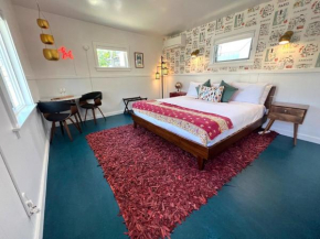 Urban Luxe Retreat l King Bed l Kitchenette